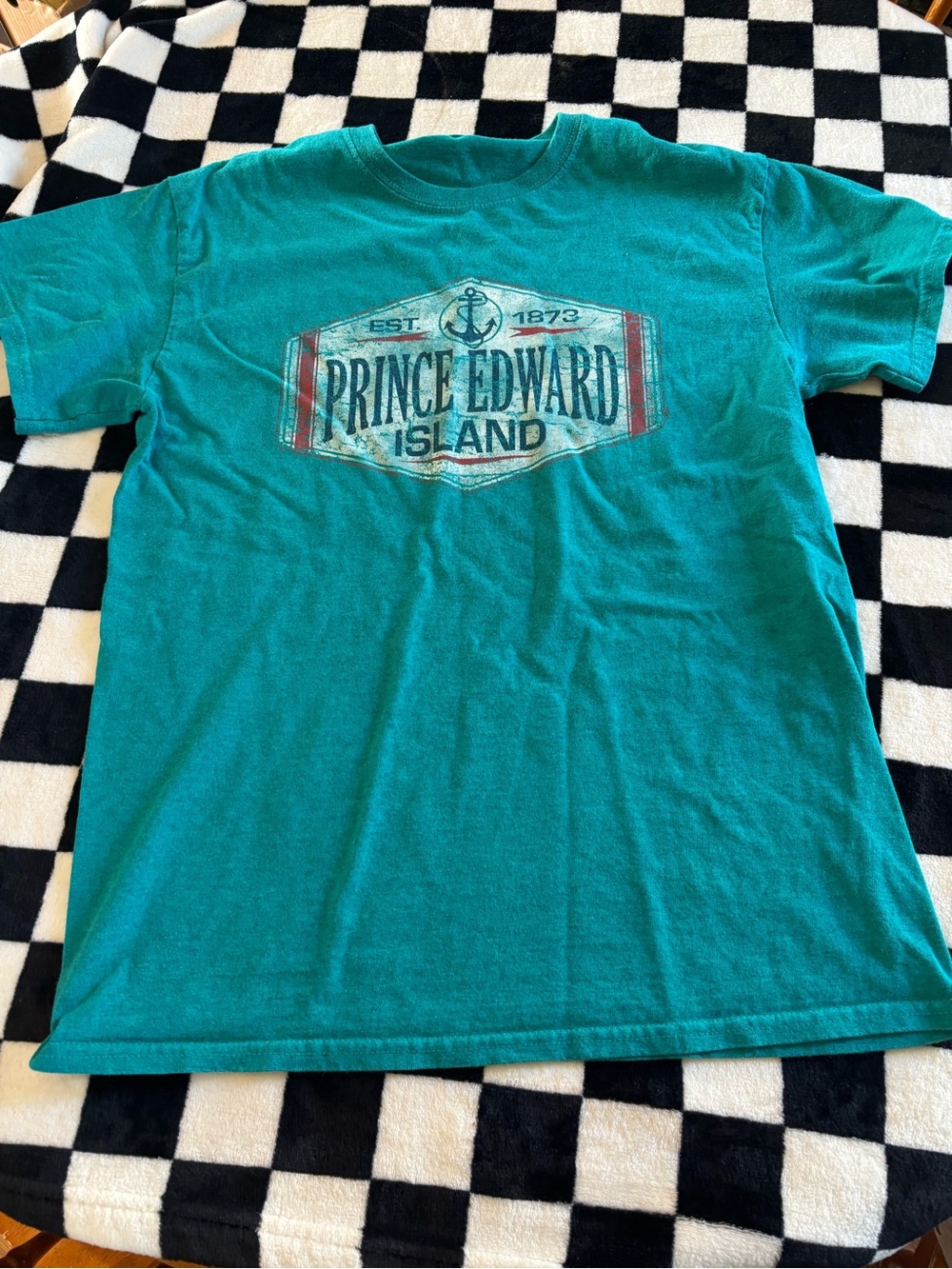 Men’s medium price Edward island Pei tshirt